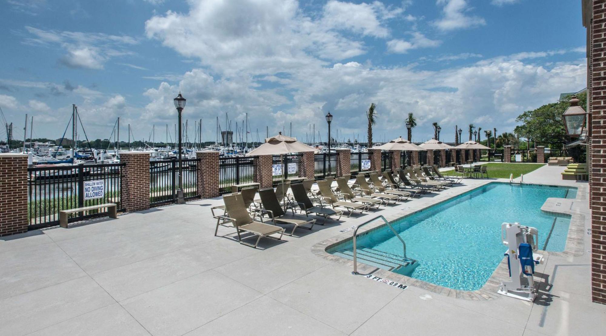 Hilton Garden Inn Charleston Waterfront/Downtown Exterior photo
